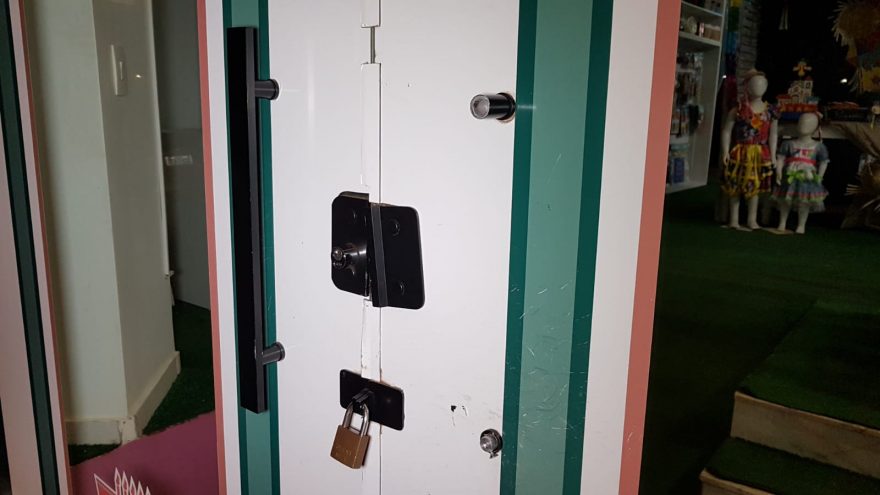 Ladrão caipira!? Arrombamento é registrado em loja de festas e fantasias no Centro de Cascavel
