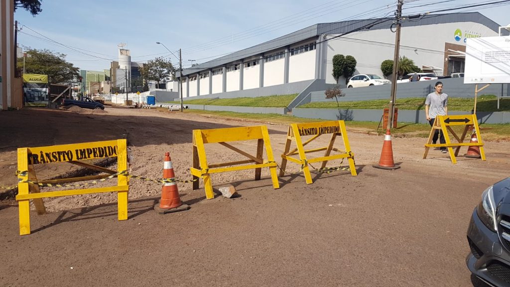 Grande fluxo de veículos é registrado durante obras na Rua Salgado Filho