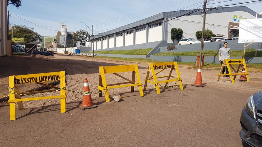 Grande fluxo de veículos é registrado durante obras na Rua Salgado Filho