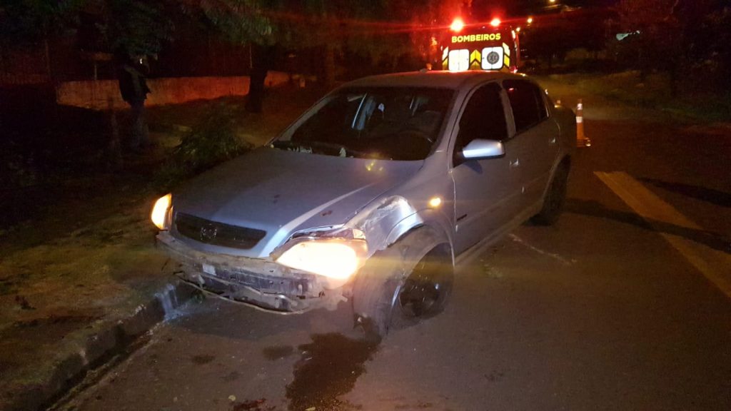Astra atinge árvore no Bairro Floresta, em Cascavel