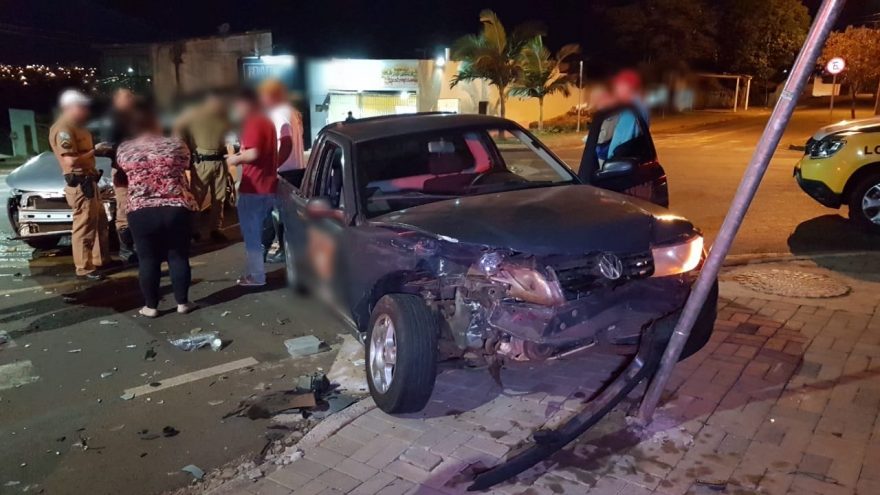 Mulher fica ferida após forte colisão de trânsito no Tarumã