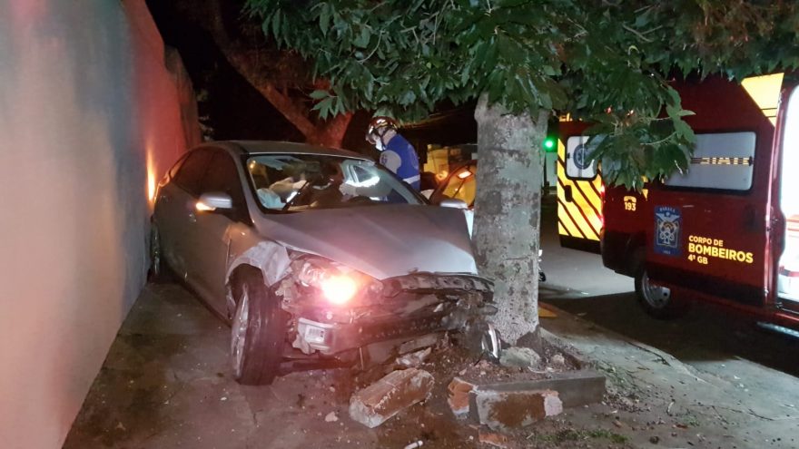 Forte colisão deixa condutor ferido no cruzamento das ruas Fortaleza e Nereu Ramos