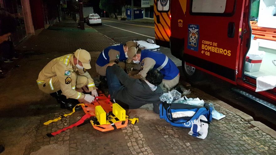 Homem sofre fratura na perna ao cair na calçada no Centro