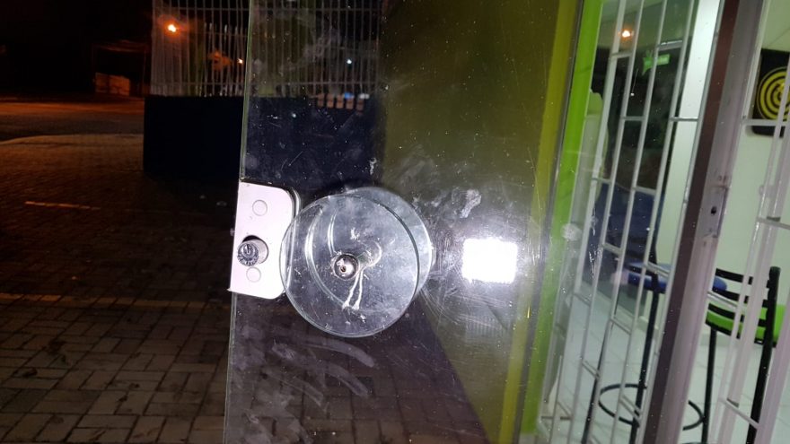Ladrões arrombam escola de idiomas e furtam dois tablets