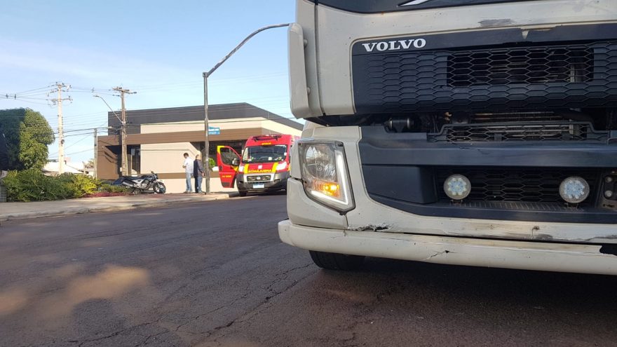 Motociclista fica ferido em batida contra caminhão no Centro
