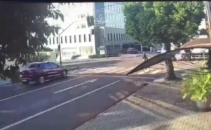 Vídeo mostra momento em que caminhão atinge motociclista no Bairro Neva