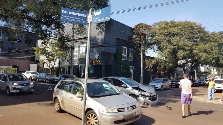 Colisão entre carros deixa Rua Paraná praticamente interditada