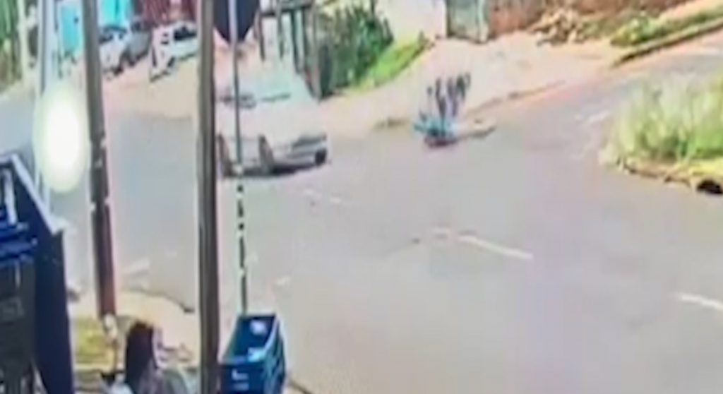 Câmera de segurança flagra acidente em que motociclista sofre fraturas
