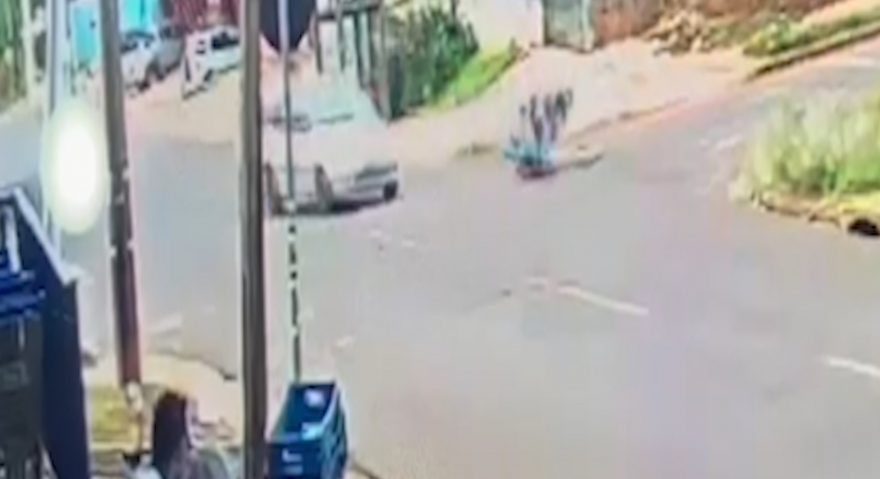 Câmera de segurança flagra acidente em que motociclista sofre fraturas