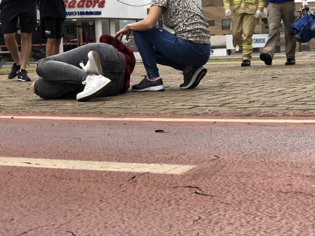 Mulher fica ferida em colisão de bicicleta e patinete elétrico