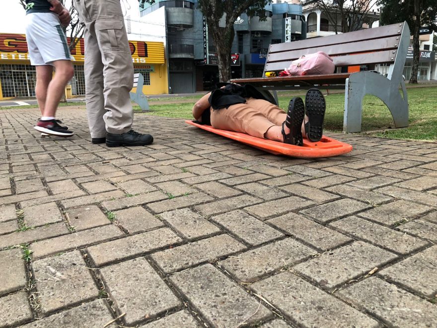 Mulher se distrai e sofre queda de patinete elétrico no São Cristóvão