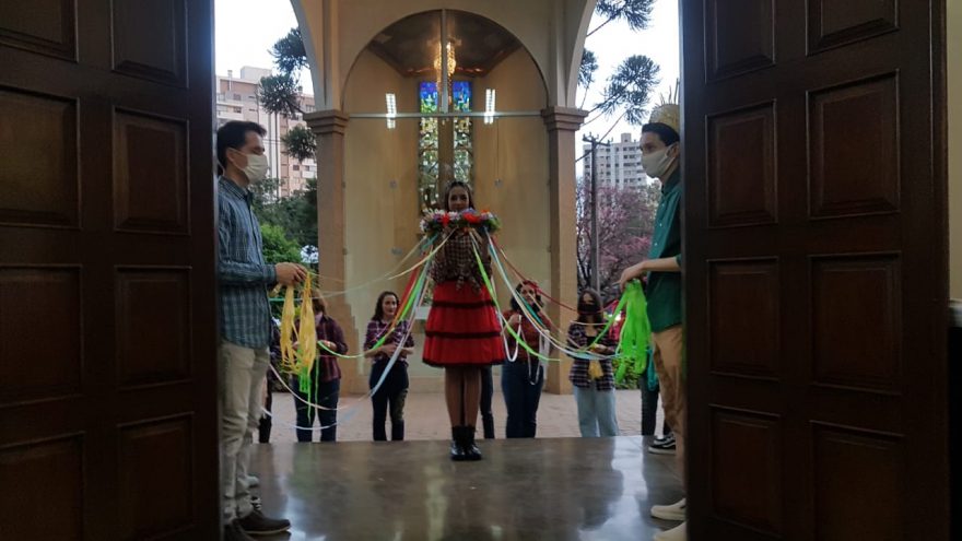 Fieis vão caracterizados em Santa Missa especial na Paróquia São João Batista