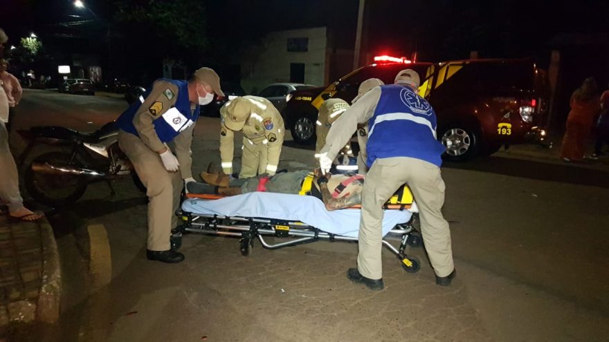 Grande aparato de socorristas atende motociclista ferido em colisão