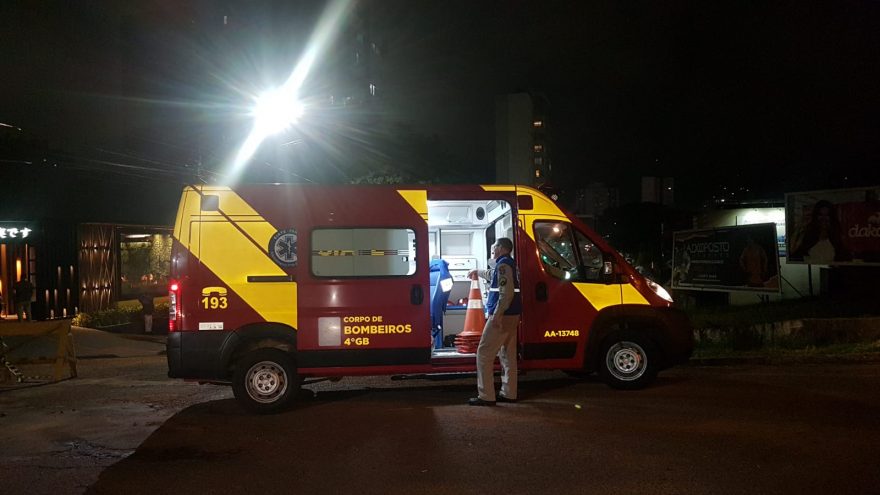 Motociclista fica ferido em cruzamento em reforma