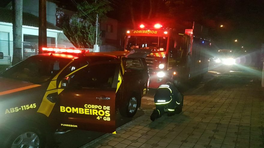 Fogo em churrasqueira atinge forro de residência e mobiliza Corpo de Bombeiros