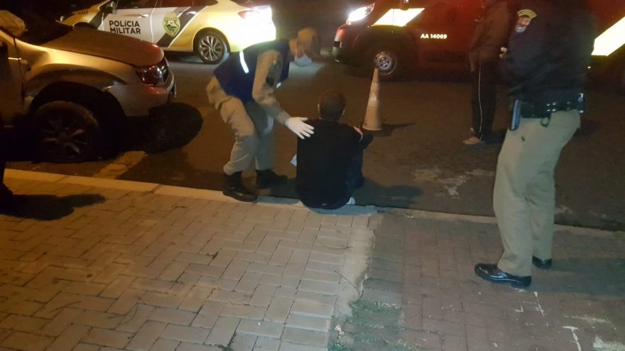 Condutor fica ferido ao colidir Duster com Uno estacionado no Bairro Canadá