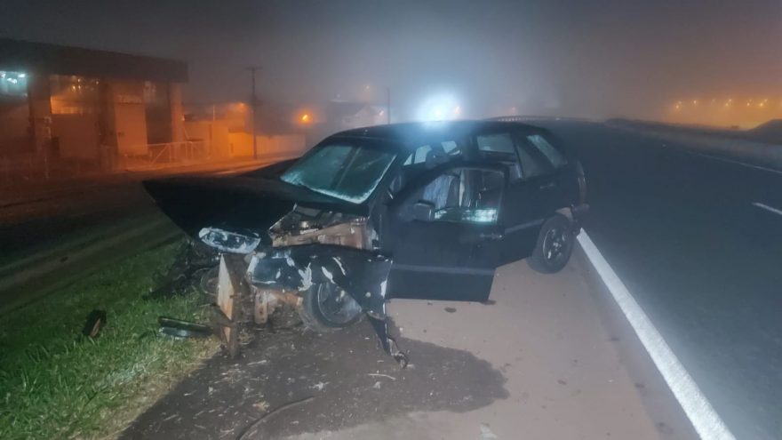 Veículo depenado é abandonado batido na PRc-467
