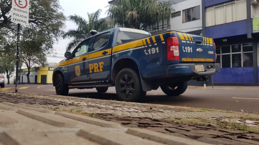PRF realiza apreensão de cigarros na BR-277, em Cascavel