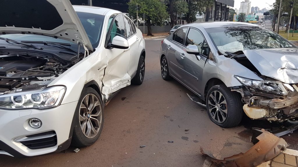 BMW e Civic se envolvem em forte batida na Avenida Brasil, no Centro