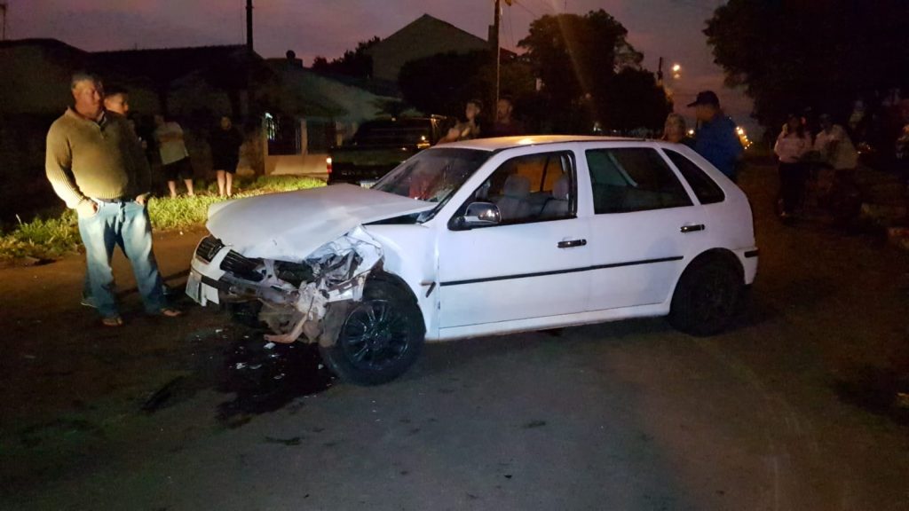 Gol e S-10 batem em cruzamento no Bairro Brasmadeira