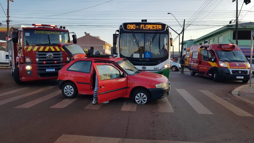 Carro fica destruído após colisão contra ônibus no Jardim Clarito