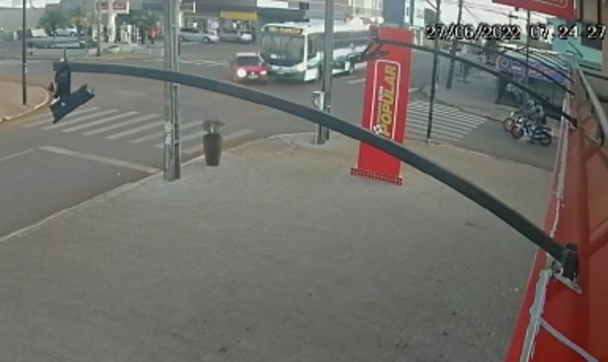 Vídeo mostra veículo Gol sendo arrastado por ônibus durante colisão no Jardim Clarito
