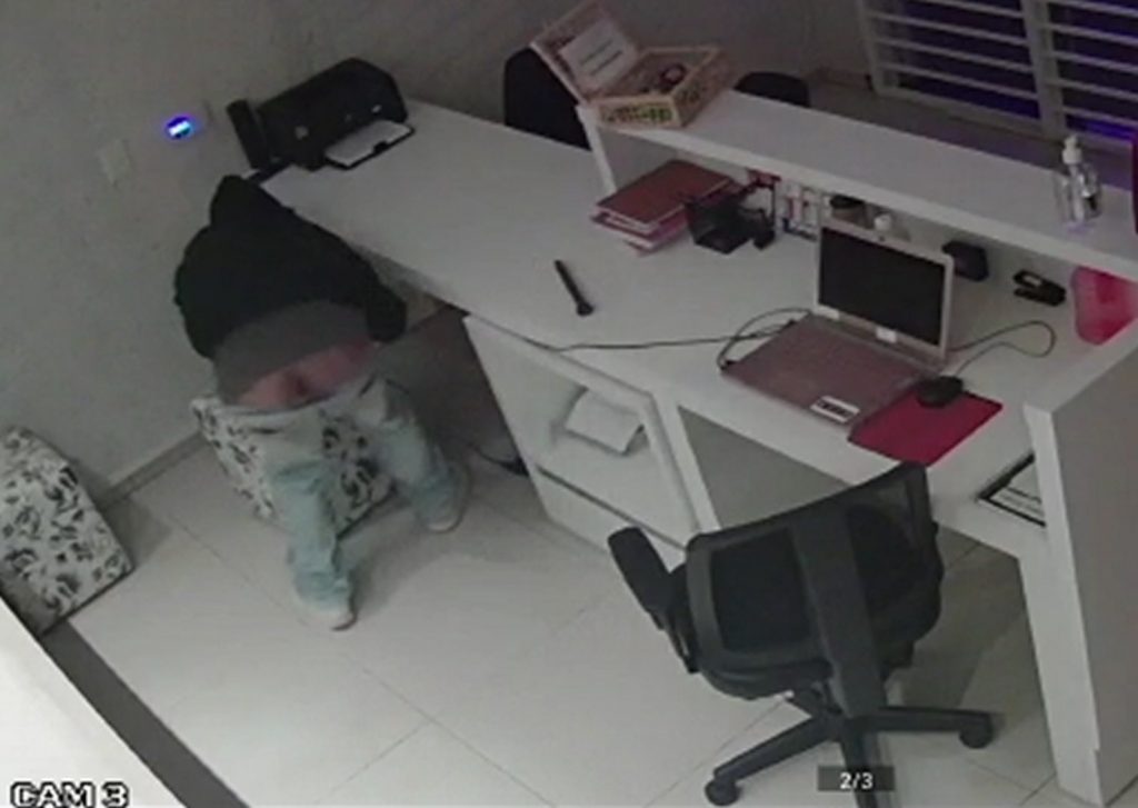 Ladrão não liga para cofrinho, arromba clínica e leva notebook e celular