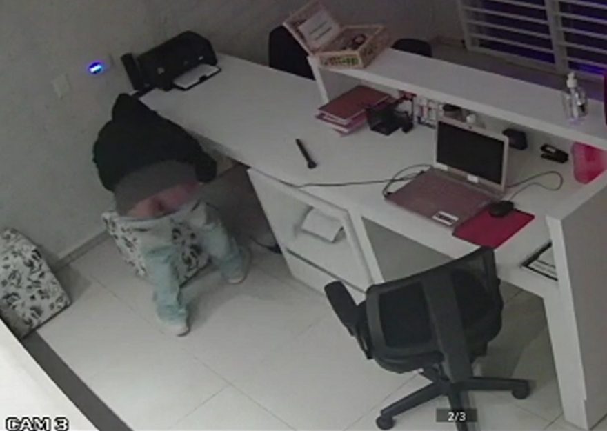 Ladrão não liga para cofrinho, arromba clínica e leva notebook e celular