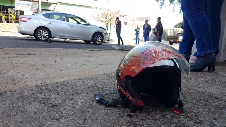 Motociclista fica em estado grave após batida violenta entre carro e moto no Centro