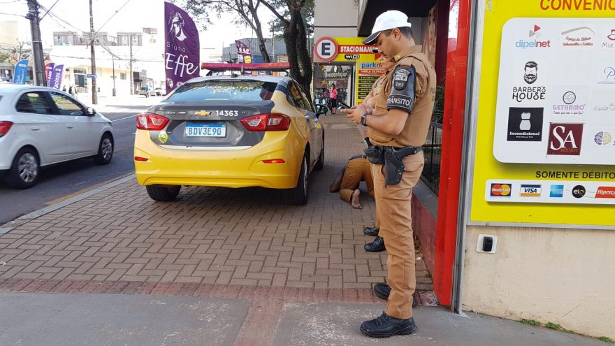 Jovem em surto causa correria na Rua Paraná e equipes da PM e Samu são acionadas