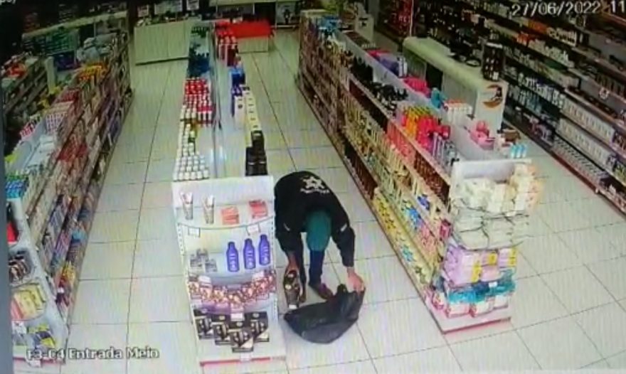 Câmera mostra homem furtando kit de produtos para cabelo em farmácia