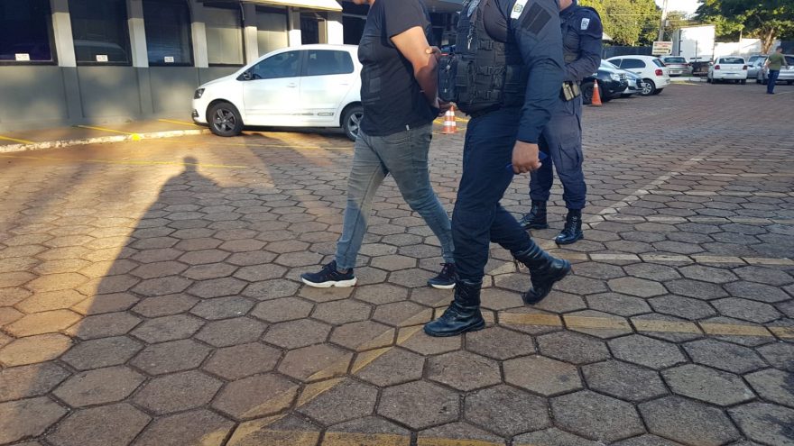 Homem é detido após ameaçar amiga com quem divide a residência