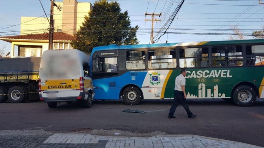 Pelo menos 10 pessoas ficam feridas em acidente entre Van escolar e ônibus no São Cristóvão