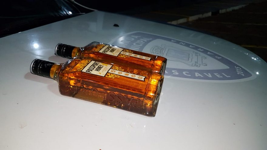 Após furtar duas garrafas de whisky, homem é detido pela GM