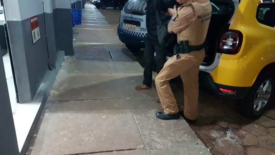 Jovem morador de rua é detido após lesão física, desacato e resistência
