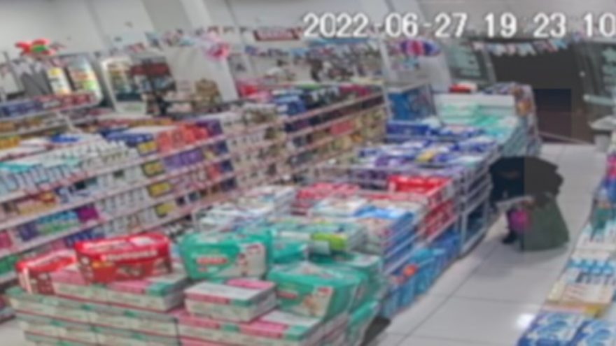 Mulher tenta furtar farmácia mas funcionárias correm atrás e recuperam produtos