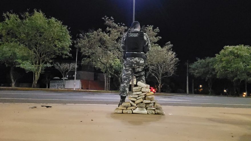 Adolescente é apreendida com diversos tabletes de maconha na Av. Tancredo Neves