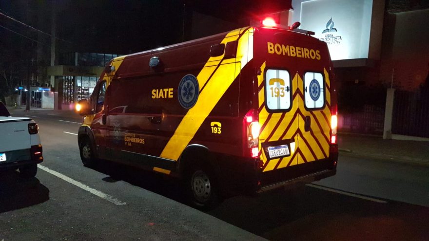 Mulher sofre suspeita de fratura no braço ao sofrer queda no Centro
