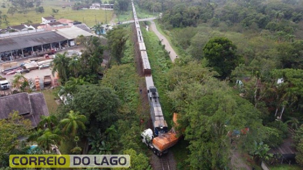 Impressionante: vídeo mostra carreta sendo arrastada por trem em colisão em Morretes