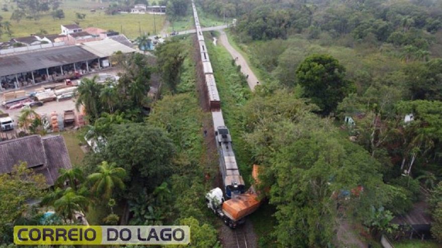 Impressionante: vídeo mostra carreta sendo arrastada por trem em colisão em Morretes