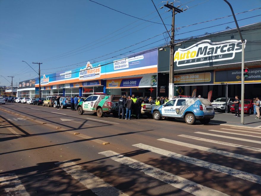 Manifestação de lojistas de carro gera confusão na Avenida Brasil, no São Cristóvão