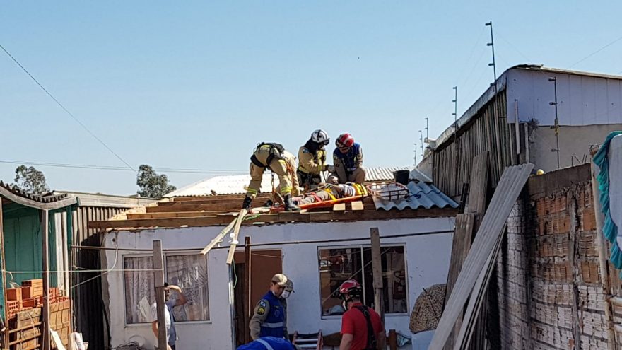 Homem é resgatado de telhado de residência no Cascavel Velho após sofrer queda