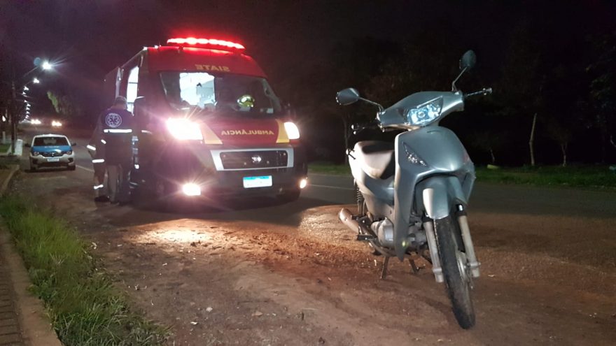 Ao desviar de cachorro, motociclista cai e é socorrido pelos Bombeiros