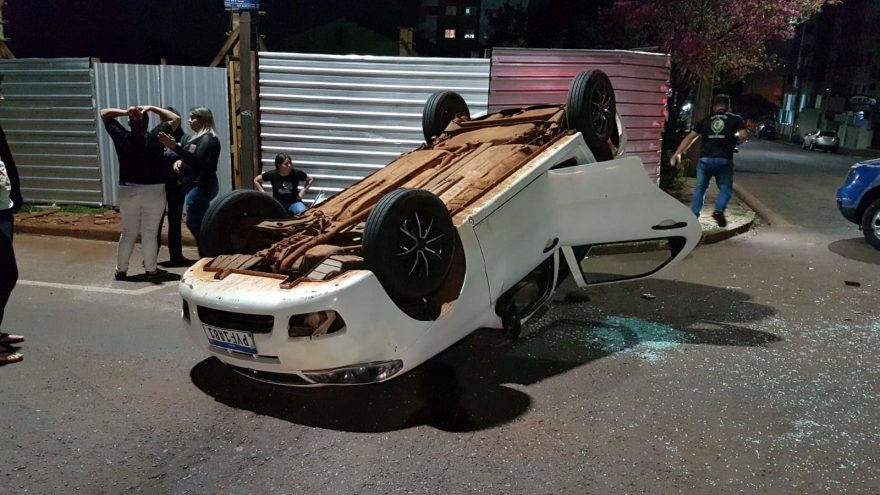 Segunda colisão na Rua Nereu Ramos termina com veículo capotado
