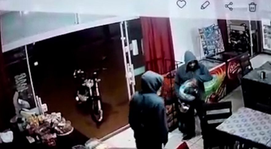 Câmera de segurança flagra dupla de assaltantes em padaria na Rua Rio da Paz