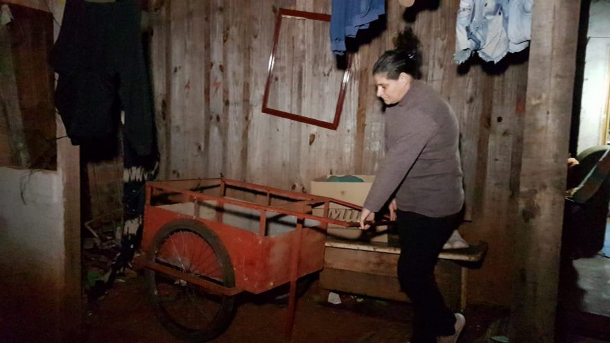Mãe de família pede ajuda para conseguir novo carrinho de recicláveis, que é o sustento das crianças