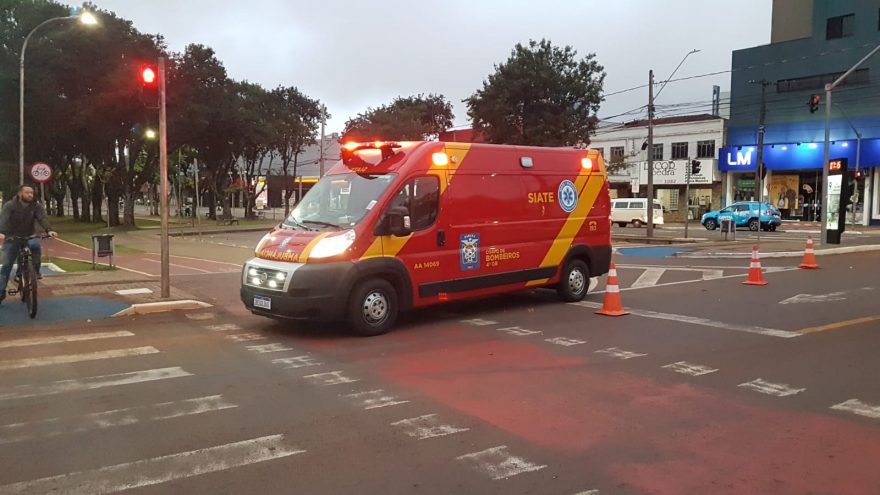 Ciclista fica ferido após ser atingido por carro na Avenida Brasil, no Centro