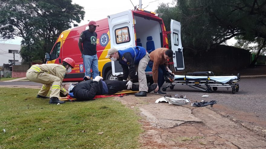Após colisão entre Honda Biz e Fiat Strada, motociclista fica ferido