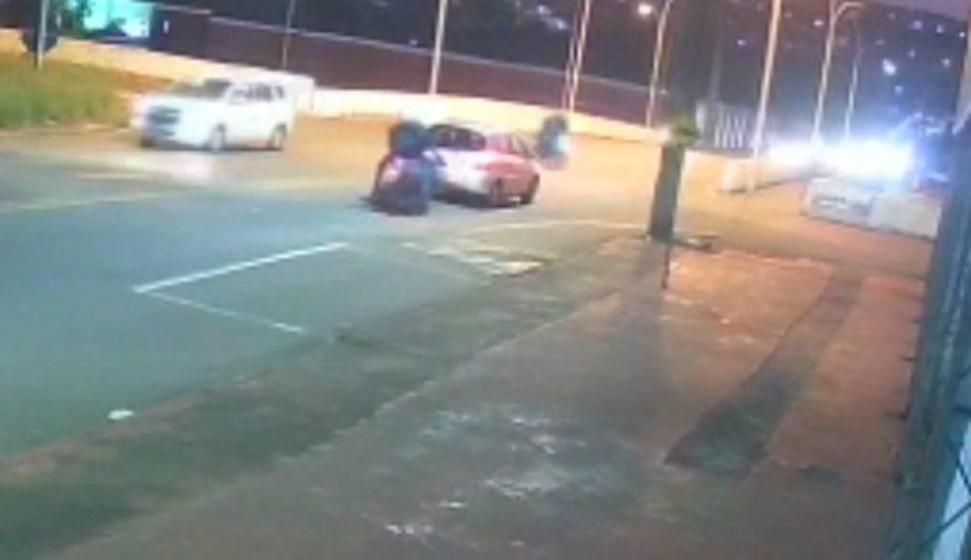Câmera de segurança mostra acidente que deixou motociclista ferida na Jacarezinho