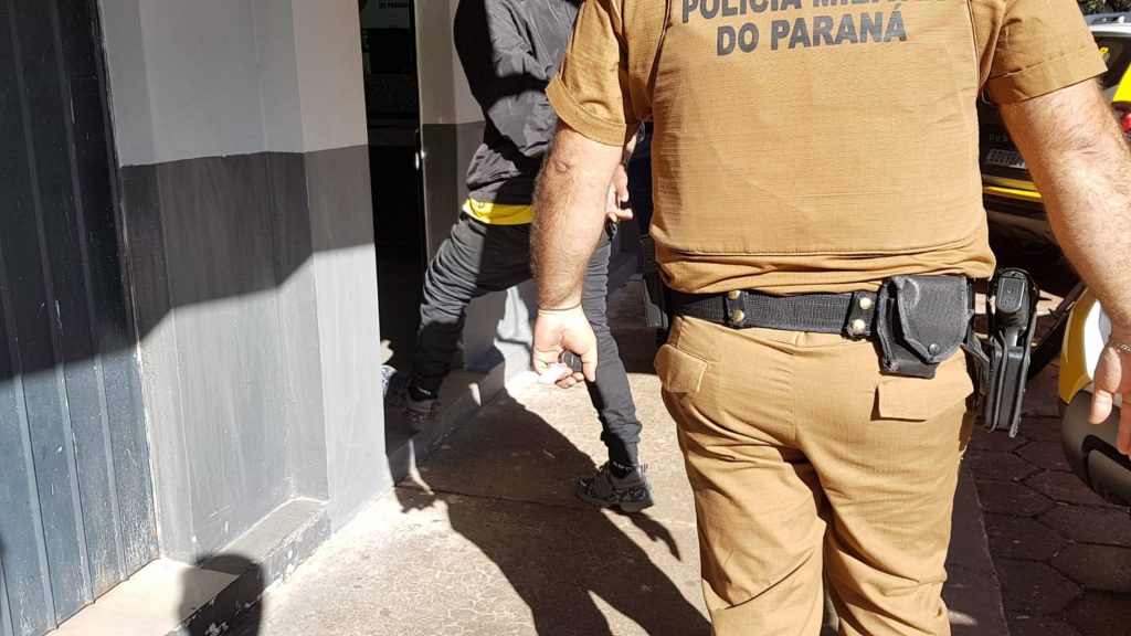 Diversos produtos eletrônicos e moto são recuperados pela Polícia Militar; dois foram encaminhados